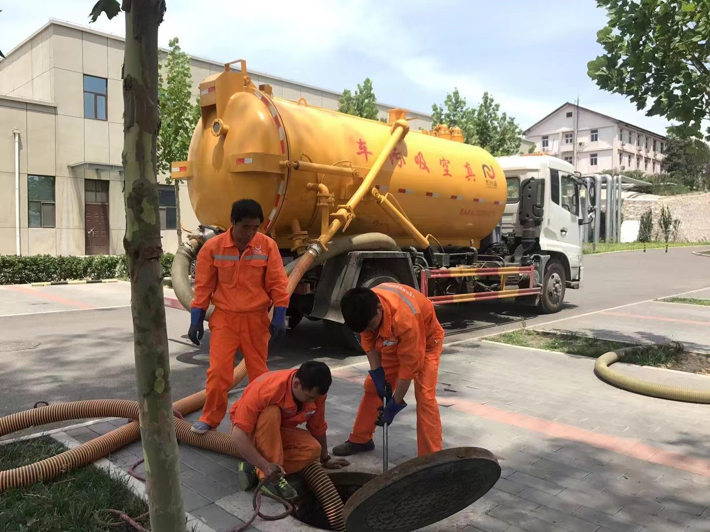 奎文管道疏通车停在窨井附近