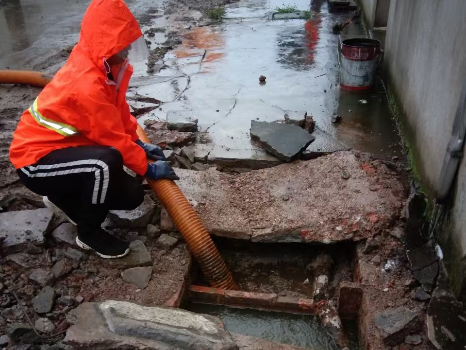 奎文专业清理污水池 炜誉市政以规范流程守护城市 “肠道”